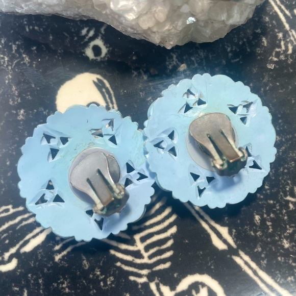 💙 Vintage 💙 1950s Antique Pastel Blue Pearlized Clip On Earrings - Picture 3 of 5